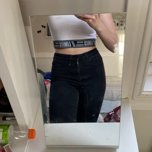 Enkla jeans  - Vanliga svarta skinny jeans med stretchigt material 