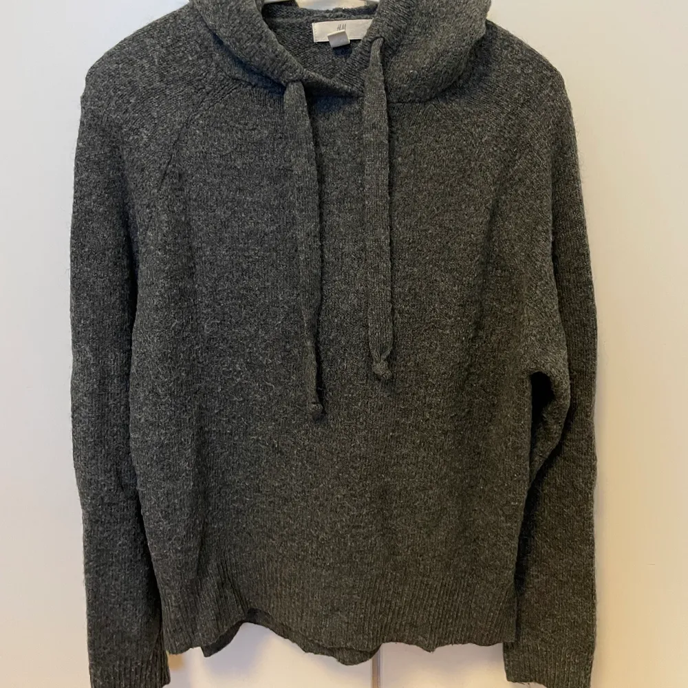 Bought them last winter from H&M. Loved this piece a lot, it goes well with everything. Moving out of Sweden so trying to empty my wardrobe. It’s XS but oversized so can fit to S/M as well. Hoodies.