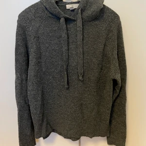 H&M winter hoodie oversize - Bought them last winter from H&M. Loved this piece a lot, it goes well with everything. Moving out of Sweden so trying to empty my wardrobe. It’s XS but oversized so can fit to S/M as well