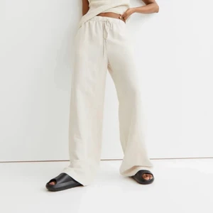 Hm linnebyxor - Säljer dom här beiga linnebyxorna från hm i storlek M. Dom är långa i benen och är lite för långa för mig som är 170. Går att dra åt i midjan med ett snöre Så kan passa S-M. Bildern är från hms hemsida men kan skicka egna om någon frågar.