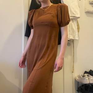Väldigt fin brun klänning från reclaimed vintage i storlek 36. Säljer då den aldrig har kommit till användning, fin kvalitet & skick. Bara att skriva för fler bilder. Kan mötas upp, annars står du för frakten
