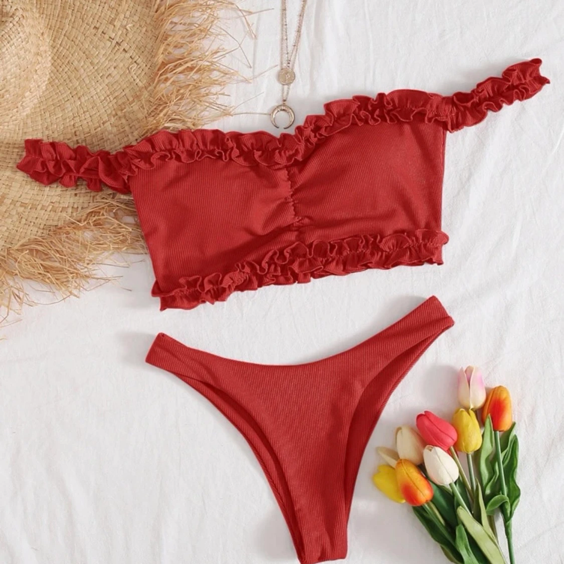 Oanvänd bikinitopp med volang 