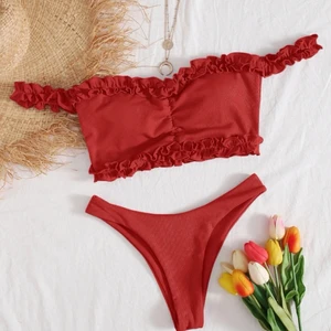 Oanvänd bikinitopp med volang  - Säljer endast bikini toppen och ej underdelen på bilden. Ej lappar kvar men är helt ny. 