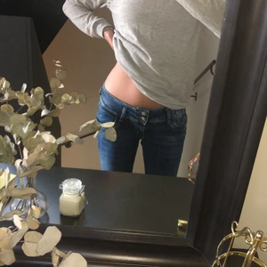 Lågmidjade jeans - Svinsnygga lågmidjade jeans i en mörkare tvätt💗 Köptes här på Plick och kom med insydda ben vilket gör dom mer bootcut🥰 fraktalternativ kan diskuteras😇