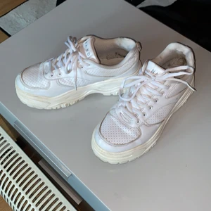 Ett par sneakers från NA-KD i storlek 37  - Säljer ett par vita skor med benvit sula pga för små och därav knappt använda.   Vill du se hur dem sitter på så skicka ett meddelande:) 