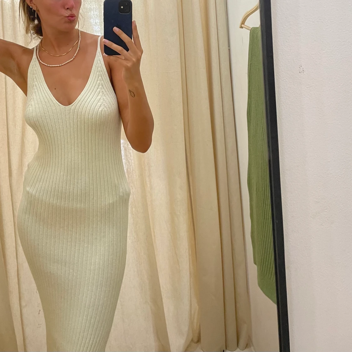 Stickad vit klänning