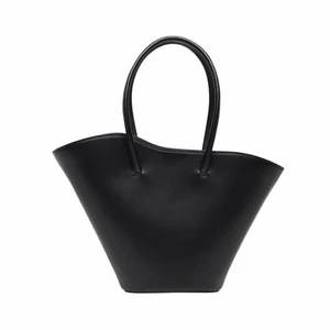 Little Liffner Tall Tulip Tote Shopper Svart Väska  - Svart Little Liffner Väska svart som jag köpt på Boozt  Köptes för: 4250kr  Säljes för: 1500kr    Använd men i gott skick! Köparen betalar frakten 