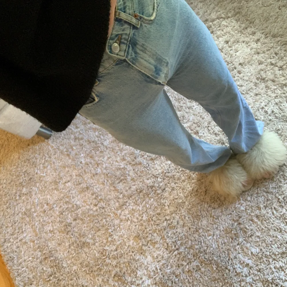 Högmidjade vida jeans från Zara. På mig som är 165cm går dom ner precis till marken då jag har sytt upp dom. . Jeans & Byxor.