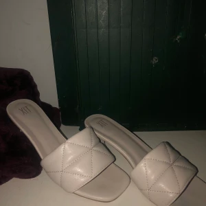 Klackskor  - Klackskor jag köpte på skopunkten till min bal har använt dem 1 gång å dem e as fina på men måste sälja då jag inte kan gå i klackskor 😂💕