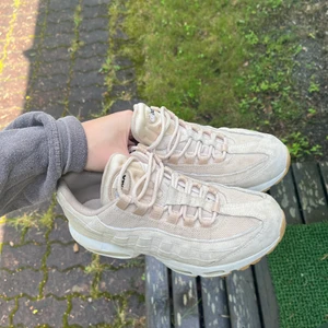 Nike air max  - Snygga beiga Nike air max 95, strlk 40!  Endast använda ett fåtal gånger, superbra skick. Nypris 2000kr