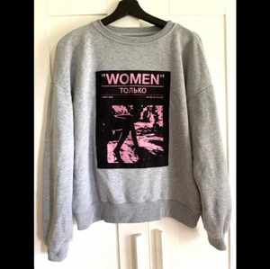 sweatshirt med tryck - Fin tröja med tryck i storlek L men passar även M. Bra skick☺️Köpt från NA-KD för 