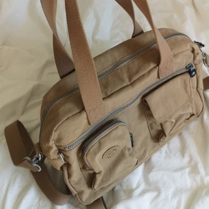 Kipling väska - Väska från Kipling. Superbra skick typ aldrig använd. Massor med fickor och rymlig. 