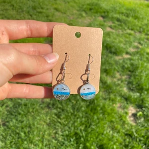 Örhängen med havsmotiv - Såå fina örhängen som jag har gjort själv, havsmotivet passar perfekt såhär på sommaren!🌊 Jag är nästan helt säker på att de är nickelfria men kan inte säga 100%. De kostar 75 kr och frakt tillkommer på 13 kr💌 Hör av dig om du har några frågor!