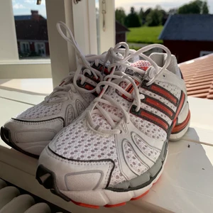 Adidas adistar  - Helt nya trendiga adidasskor! Tyvärr fick jag hem dessa i en storlek för liten för mig, därav är de helt oanvända. Skriv för fler bilder❤️