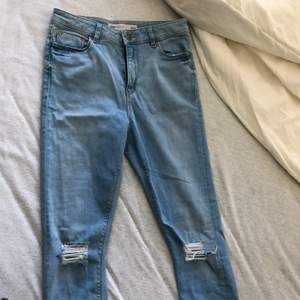 Ljusblåa stretchiga jeans från ASOS i storlek 28/30. Passar storlek S/M. Nyskick, knappt använda. 