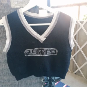 Croppad stickad väst  - Såå mysig väst som tyvvär inte används längre, säljs för 99 kr inklusive frakt :-) 