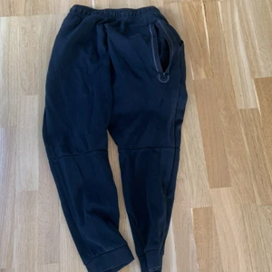  Nike tech fleece byxor - Använda ett få tal gånger, ser ut och vara nya, lite liten i storleken men är super sköna, perfekt skikt.