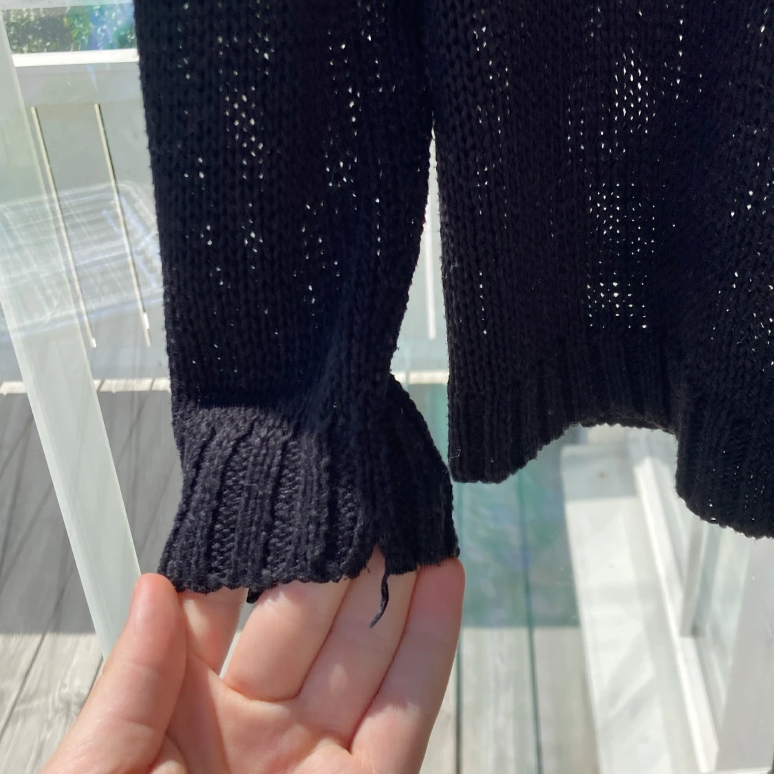 Svart stickad tröja med V-ringning - 90