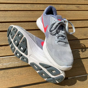 Nike gympaskor - Äkta Nike gympa skor, fina med rosa logga och de är i ett fint skick!