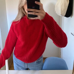 Stickad tröja från IVYREVEL - Röd stickad tröja som dessvärre är väldigt nopprig. Storlek XS men passar på mig som har S. 