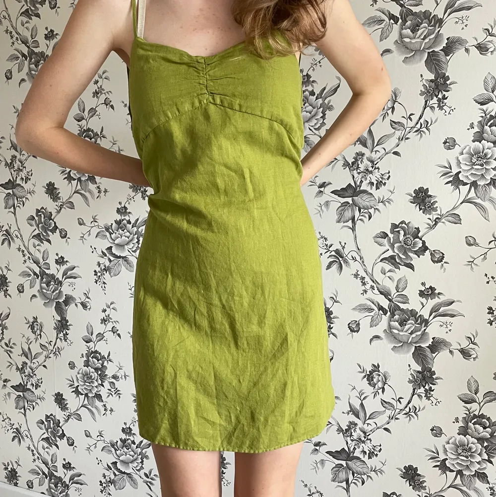 Söt grön klänning från zara som aldrig använts (lappen är kvar)💖den är för stor på mig som har xs, passar nog bättre på S/M💖‼️klänningen hålla in i midjan på bilden då den är för stor‼️. Klänningar.