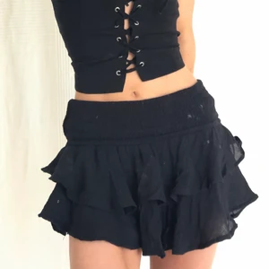 Kjol - Säljer min favorit volangkjol❗️❗️ Fraktar för 44kr eller möts i Fridhemsplan ⭐️mycket stretch!