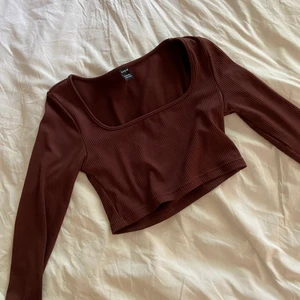 Brunt set - kjol & topp - SET - TOPP OCH KJOL  Säljes pga aldrig kommit till användning.  Storlek XS Kjolen går strax nedanför knäna och har även en slits!