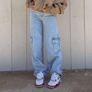 Cargo pants  - Säljer dessa jätte snygga cargo pants med justerbar midja då jag har ett par andra så dessa kommer inte till andvänding! Färgen ser lite annorlunda ut på bilderna men kan skicka tydligare bilder på färgen!💙 första bilden lånad