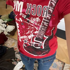 T-shirt med Rock tyck - T-shirt i fint skick i storlek xs/s 