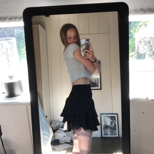 Svart volangkjol - Säljer pga att den inte kommer till användning Fint skick inge defekter. Storlek 34 men passar även upp till 38 skulle jag säga.  Finns på öland, kan mötas upp i kalmar eller frakta, då köparen står för fraktkostnad Jättefin och väldigt skön nu i sommar💕