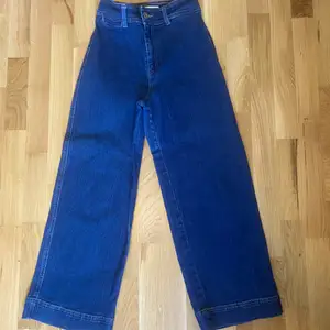 Blåa vida jeans i strl 34. Säljer för att dom mest hängt i min garderob samt är för små. 