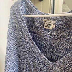 Oversized virkad tröja - Så fin och mysig tröja från Twist & Tango. Stl L men skulle säga mer M, så den blir oversized helt enkelt. Knappt använd🌸