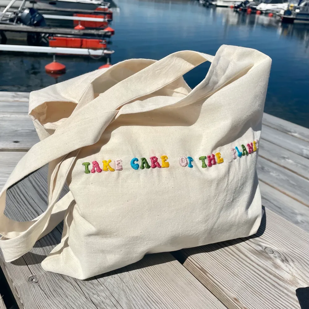 Sommarens snyggaste totebag som jag har sytt själv. Materialet är en stadig bomullsväv därav gör det toten mycket hållbar. Sömmarna är dessutom sicksakade för extra hållbarhet. Broderiet är gjort för hand. Går att tvätta i handtvätt! Perfekt för stranden❤️‍🔥. Väskor.