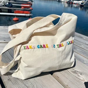 Totebag ”take care of the planet” - Sommarens snyggaste totebag som jag har sytt själv. Materialet är en stadig bomullsväv därav gör det toten mycket hållbar. Sömmarna är dessutom sicksakade för extra hållbarhet. Broderiet är gjort för hand. Går att tvätta i handtvätt! Perfekt för stranden❤️‍🔥