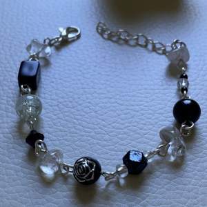 Handmade handgjord armband med svarta/ transparenta pärlor och bergkristaller-det är den starkaste kristallen med en renande effekt - den renar kropp, sinne och rum. Köparen betalar frakten 