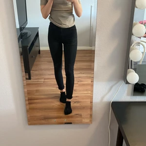 Lager 157 jeans - Säljer mina svarta lager 157 jeans. Används men väldigt fint skick! Ord. pris 200kr