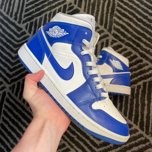 Air Jordan 1 Mid ”Kentucky - WTS Tja säljer min polares skor  Jordan 1 Mid ”Kentucky”  WMNS 11,5  Så Storlek 44. Skick 7-8/10? Bud: 1500kr Bin: 1800kr  +Rep box  Möts i Jönköping eller fraktas