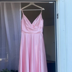 Balklänning - Använd 1 gång , rosa lång klänning från JJ’s house , ordinarie pris 1600 , pris kan diskuteras!!