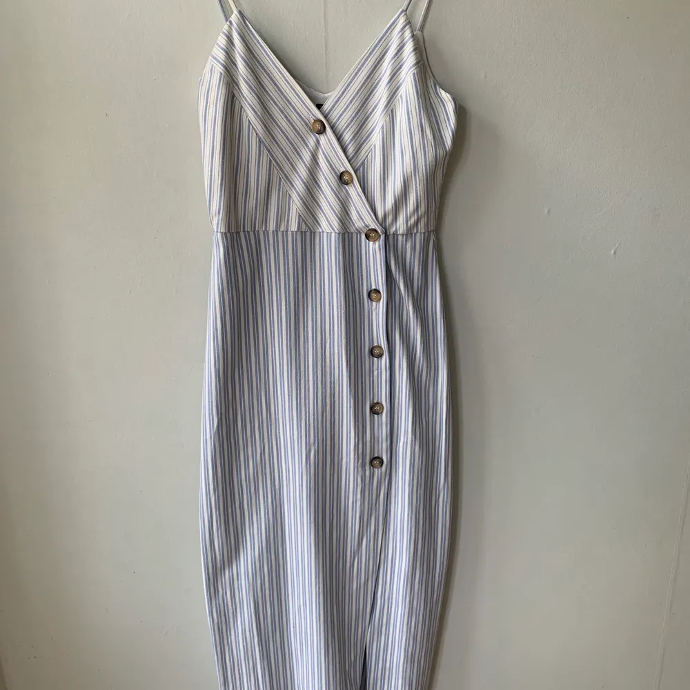Blå och vit randig klänning från Zara. Perfekt för sommar.  Använd bara en gång så klänning är nästan som ny. Storlek: XS. Klänningar.