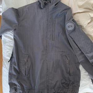 Canada goose jacka - Väll använd sliten vid luvan säljer för 500kr för den är väll använd storlek M. Gammal canada hopar jacka därför säljer billigt