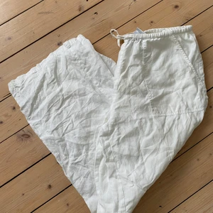 Hm linnebyxor stl 38/40 - Säljer ett par linnebyxor i herr stl 38/40. Köpte dom av en vän men dom passade inte så bra så säljer dom vidare. Säljer för 150kr (plus frakt). Mer information finns hos mig privat!!