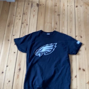 Svart T-shirt - Säljer bara en vanlig svart tröja. Den är inte använd så mkt. Sicka runt 8-9/10