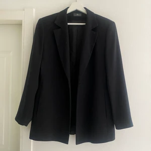 Blazer - Så fin svart blazer som är köpt på second hand. Kommer ursprungligen från polarn o pyret och är i strl 38 sitter lite oversized på mig. Köparen står för frakten. Skriv för fler bilder eller frågor💞