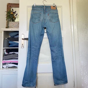 Levis - Super fina Levis jeans som är blå med två hål på ena benet och två slitsar längst ner💞 