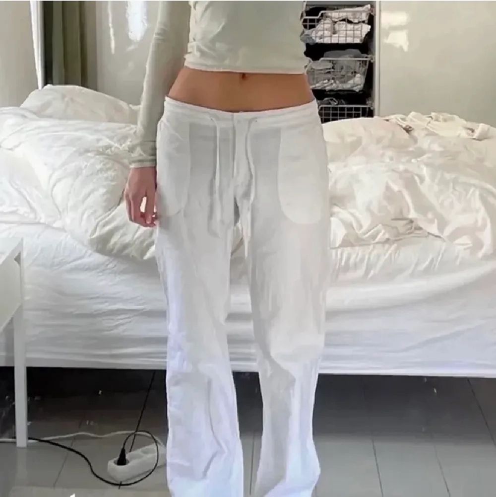 Ett par vita linnebyxor från bonprix i storlek 38, aldrig använda och är långa i benen!💓 Är 177cm och går hela vägen ner. Jeans & Byxor.