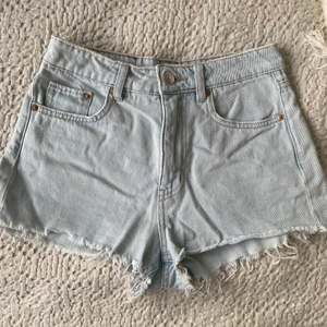 Denim Shorts - Fina shorts köpte från H&M. Inga defekter. Kan skicka fler bilder privat 💐