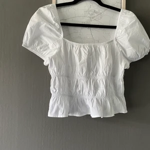 Vit kortare topp  - Vit kortare topp från Berskha🤍  Storlek L  Material bomull Inga hål eller fläckar finns!  Pris 200 kr 💰