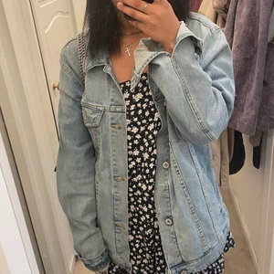 Blommig klänning  - söt blommig klänning, anvönd 1 gång