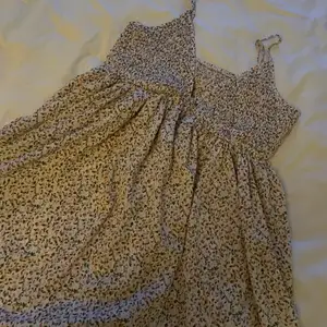 Gullig blommig klänning i strl 38, har aldrig använt den så i nyskick den har endast blivit tvättat. Katt finns i hemmet 