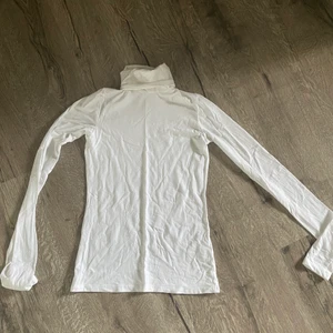 Polotröja  - Vit polotröja från weekday. Knappt använd så i nyskick.  Kontakta mig för fler bilder eller info